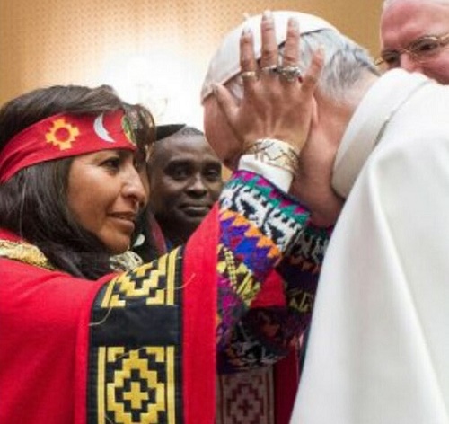 Bergoglio-blessed-by-Indian-witch-00