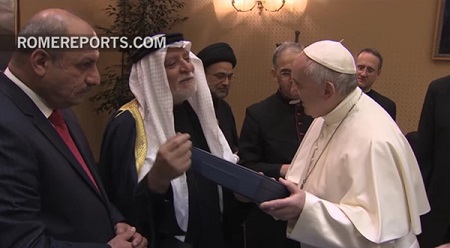 Bergoglio-receives-koran-00.jpg
