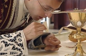 Trad_priest_communio_1.jpg