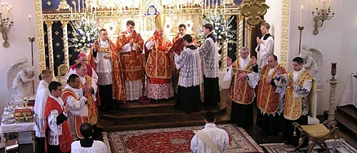 Єпископ Данієл Долан висвячує Католицького священика Єпископ Данієл Долан висвячує Католицького священика
